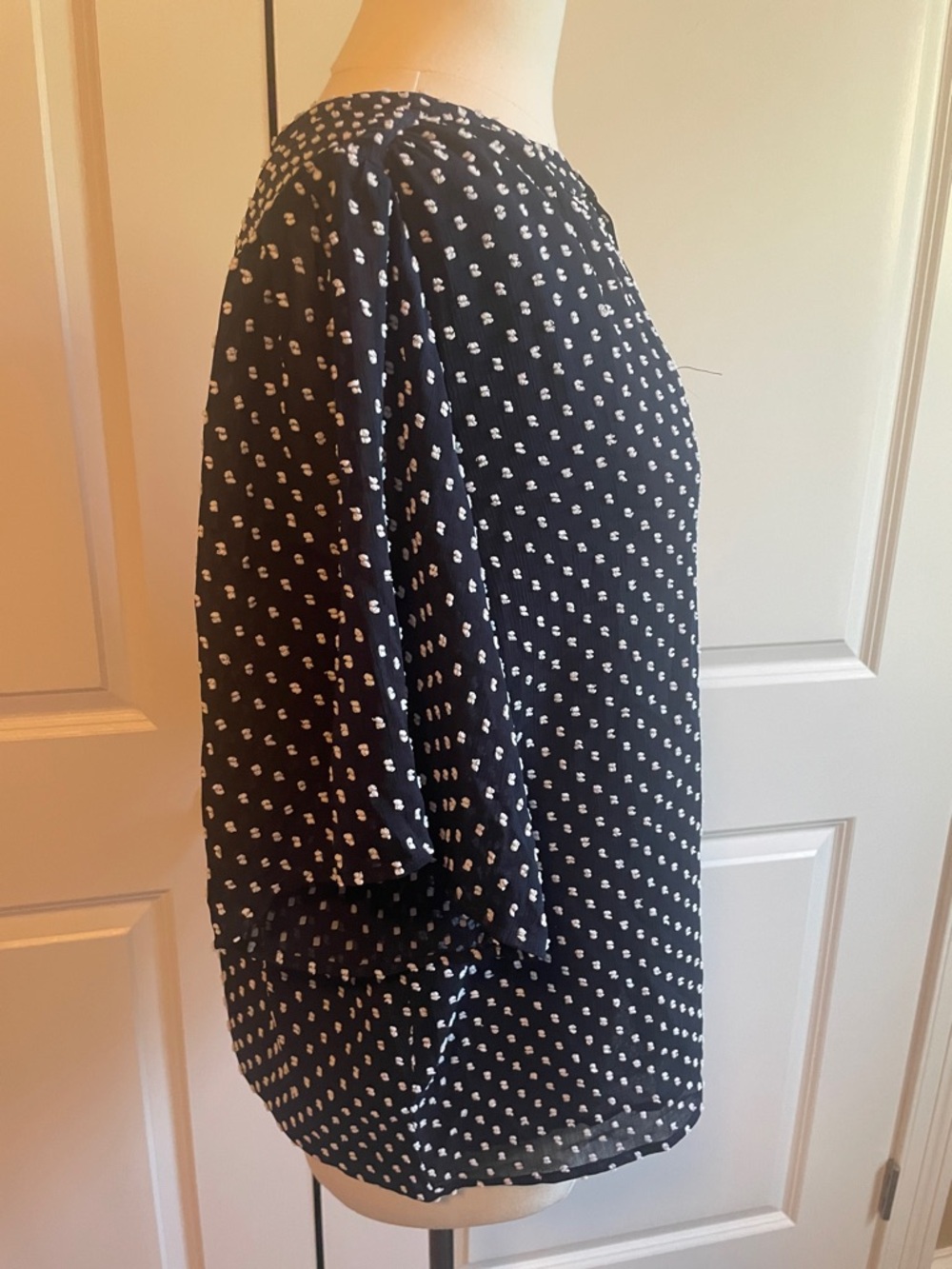 Ann Taylor Shirred Navy and White Dot Split-Neck Blouse Size Medium - Picture 4 of 9